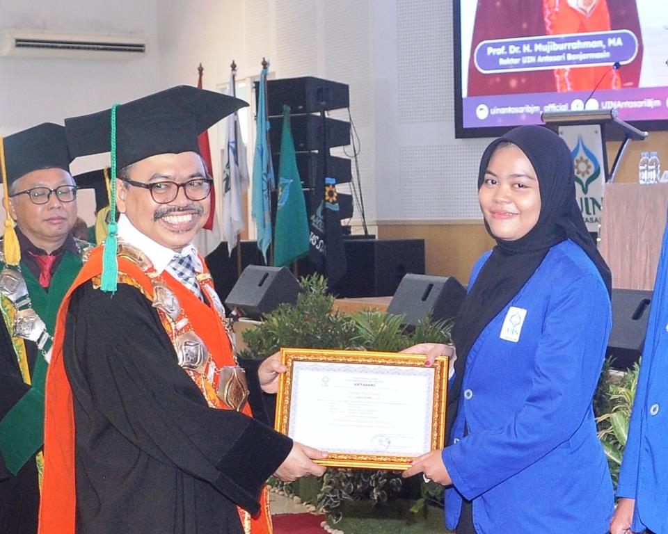 Rofiqa Zulfa Salsabila, Terbaik Mahasiswa Teladan UIN Antasari Tahun 2023 saat menerima penghargaan (Foto Fauji)