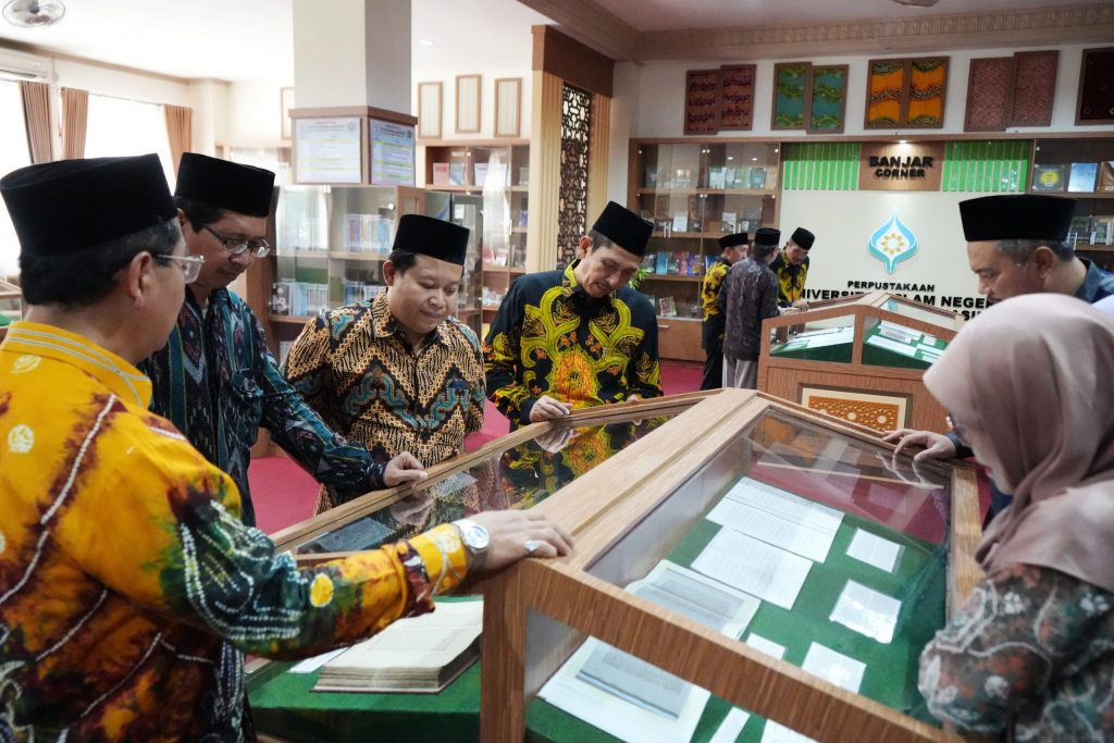 Rombongan Senat IAIN Kediri saat berkunjung ke Banjar Corner (Foto:Humas/Hadi Rustami)