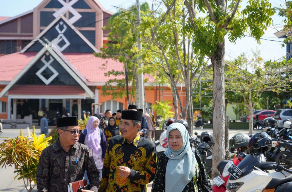 Rombongan Senat IAIN Kediri saat didampingi menuju Perpustakaan Kampus 1 (Foto:Humas/Hadi Rustami)