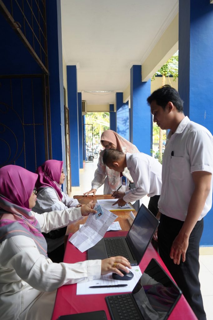 Mufidatun Nisa, S.Th.I., M.Fil.I. dan Yusrina sedang membantu kelancaran proses registrasi peserta (Foto:Humas/Hadi Rustami)