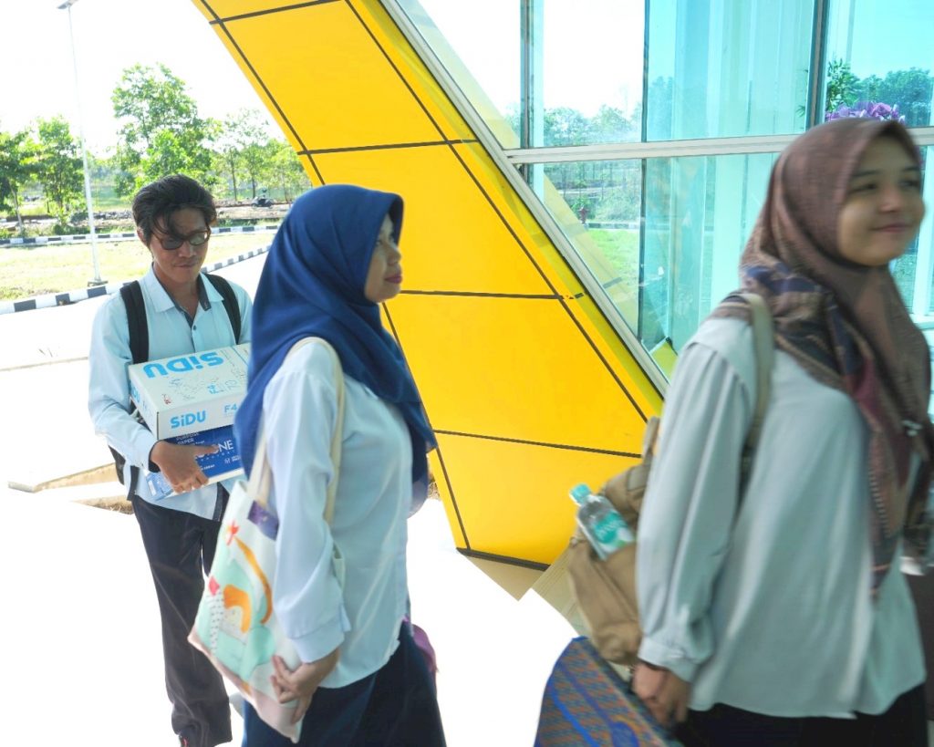 Tim Kepegawaian UIN Antasari saat mengangkut berkas untuk mulai bekerja di Kampus 2 (Foto:Humas/Hadi Rustami)