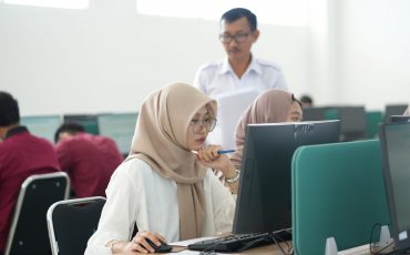 Calon mahasiswa baru saat menggunakan laboratorium komputer di kampus 2 (Foto:Muhammad Fikri Fadhiil/Sadega)