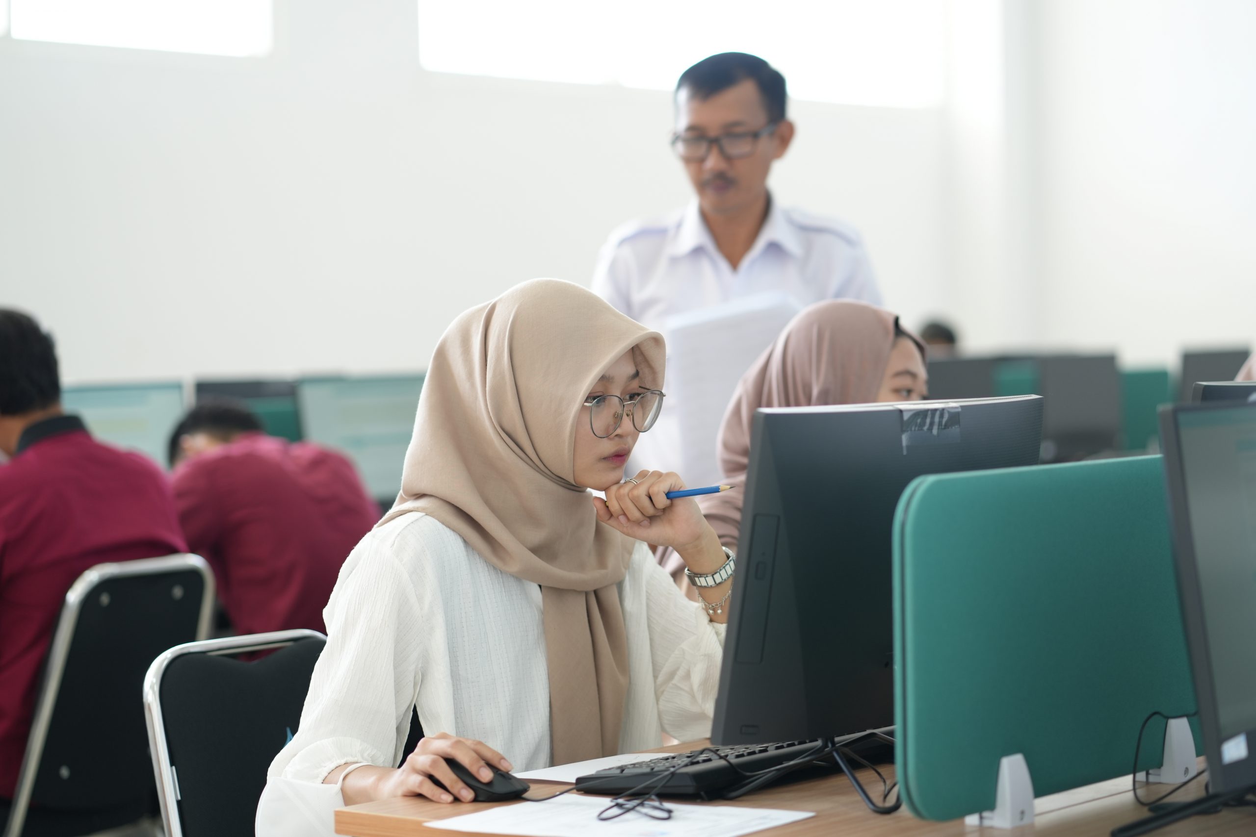 Calon mahasiswa baru saat menggunakan laboratorium komputer di kampus 2 (Foto:Muhammad Fikri Fadhiil/Sadega)