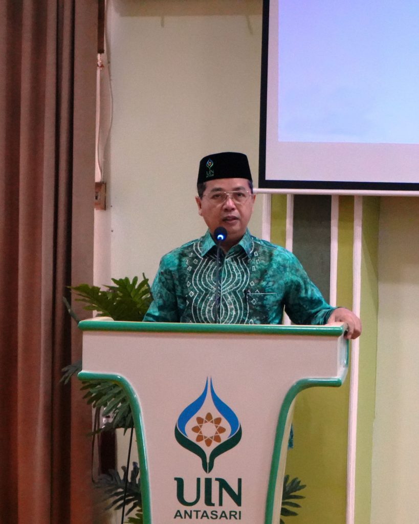 Wakil Rektor UIN Antasari Bidang AUPK Dr. H. Akhmad Sagir, M.Ag. saat membuka acara (Foto:Humas/Hadi Rustami)