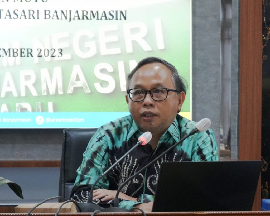 Wakil Rektor UIN Antasari Bidang Kemahasiswaan dan Kerja Sama Dr. Irfan Noor, M.Hum. saat memandu jalannya monev (Foto:Humas/Hadi Rustami)