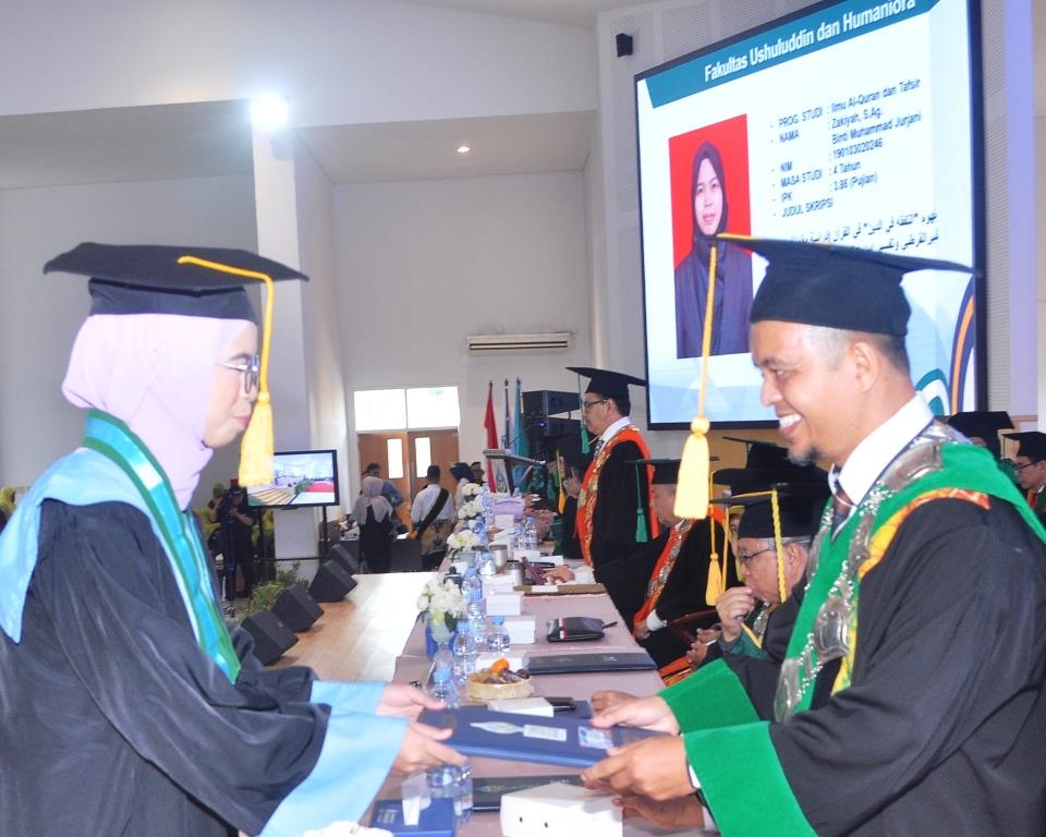 Zakiyah, S.Ag. saat menerima ijazah dari Dekan FUH UIN Antasari (Foto Fauji)