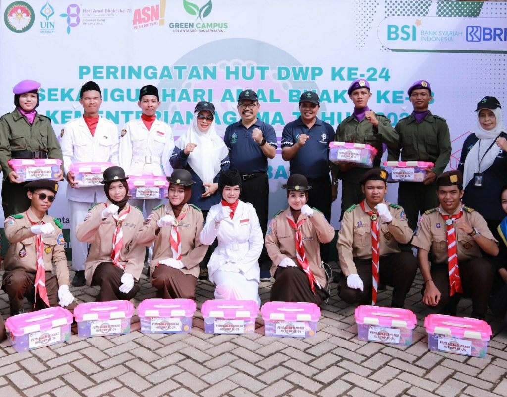 Foto bersama pimpinan UIN Antasari dengan para mahasiswa penerima bantuan sosial dari DWP (Foto:Humas/Yulida Rifani)