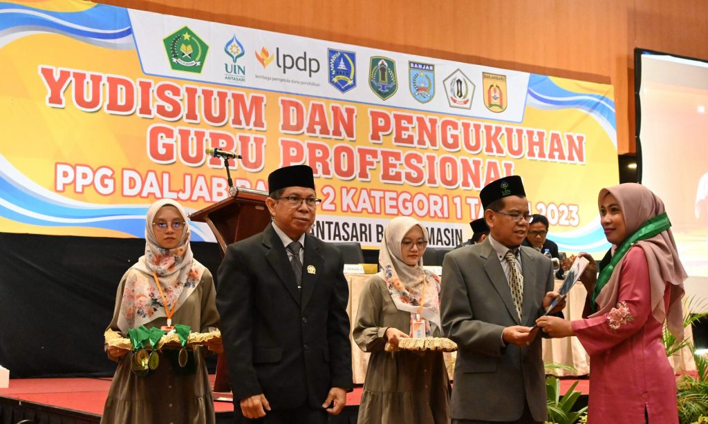 Dekan FTK UIN Antasari Dr. H. Hamdan, M.Pd. saat memimpin acara pengukuhan (Foto:Humas/Achmad Magfur)