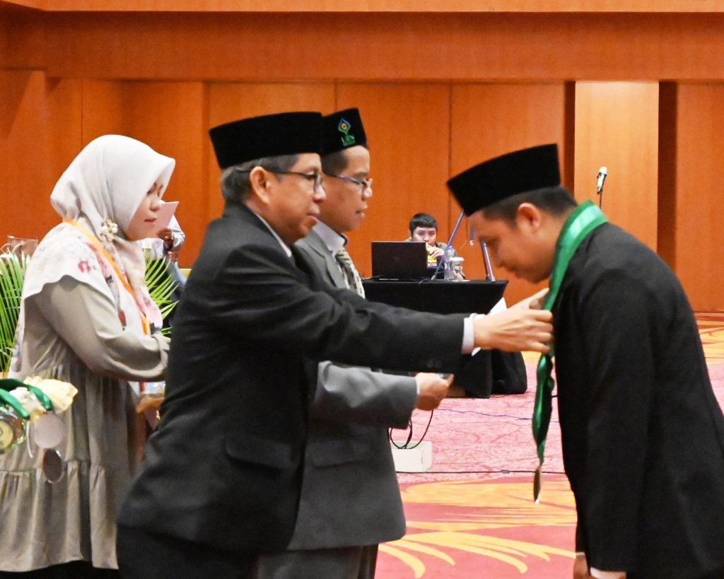 Dekan FTK UIN Antasari Dr. H. Hamdan, M.Pd. saat memimpin acara yudisium (Foto:Humas/Achmad Magfur)