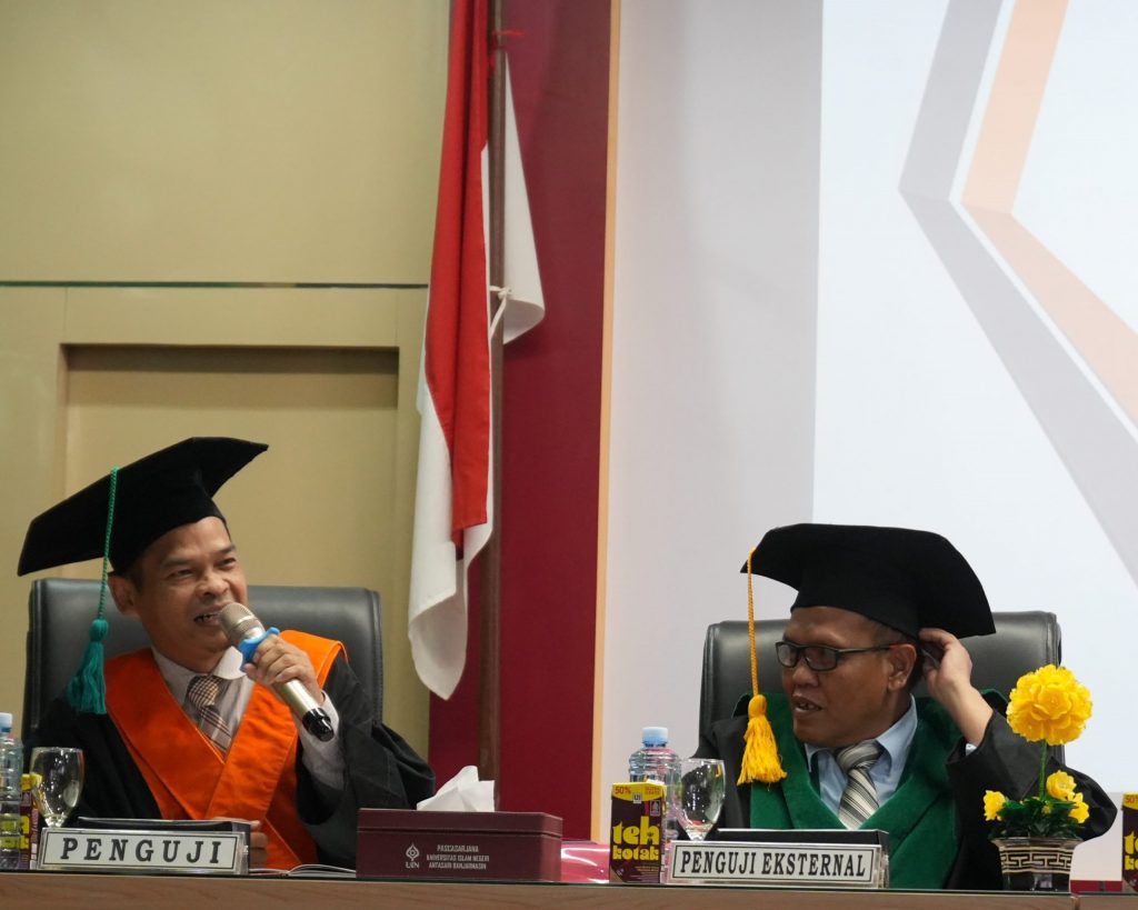 Direktur Pascasarjana UIN Antasari Prof. Dr. H. Zulfa Jamalie, M.Pd. saat menguji disertasi H. Khairani, M.Pd.I (Foto:Humas/Hadi Rustami)