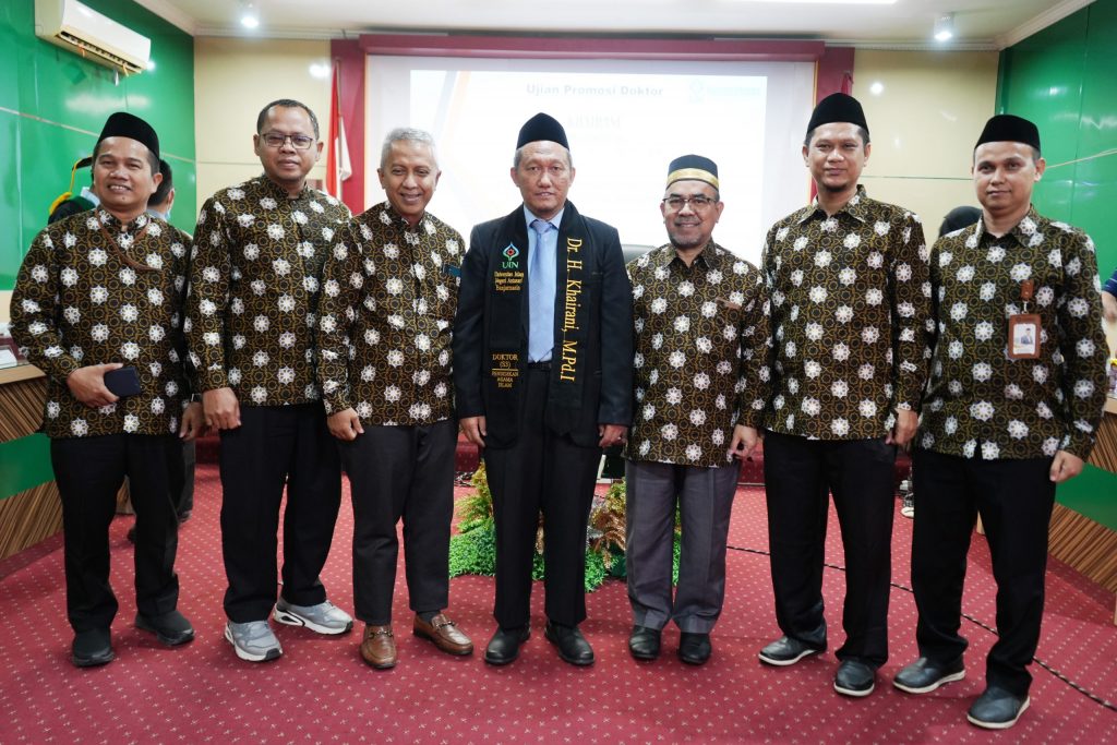 Dr. H. Khairani, M.Pd.I. berfoto bersama jajaran pengurus Yayasan Ukhuwah (Foto:Humas/Hadi Rustami)