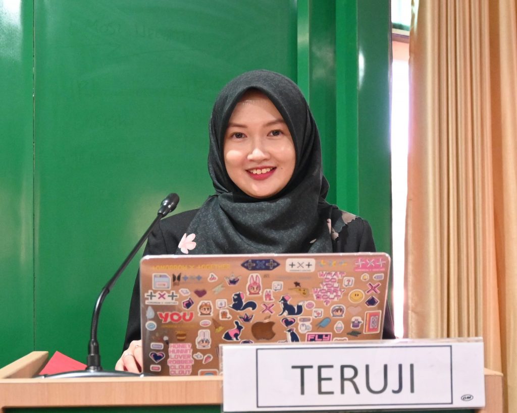 Firqah Annajiyah Mansyuroh saat bersiap menjalani ujian promosi doktor (Foto:PPL/Ahmad Alfi Syahrin)