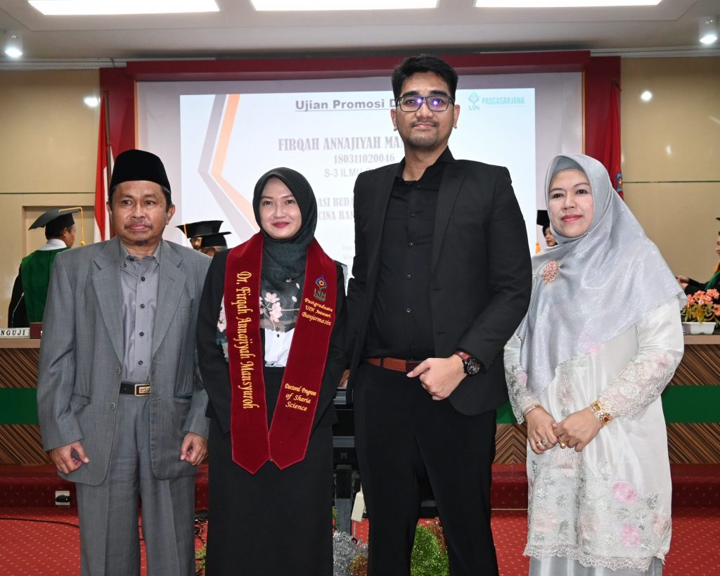 Firqah Annajiyah Mansyuroh saat foto bersama keluarga usai meraih gelar doktor (Foto:PPL/Ahmad Alfi Syahrin)
