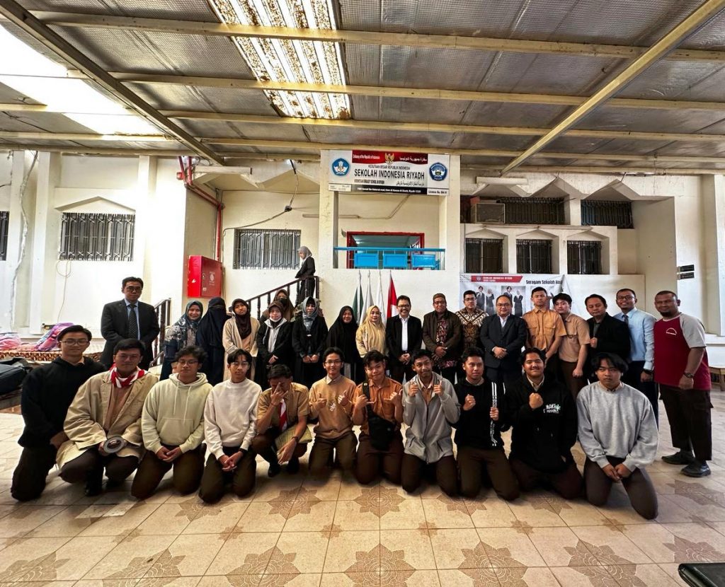 Foto bersama Rektor UIN Antasari dengan Keluarga Besar Sekolah Indonesia Riyadh.