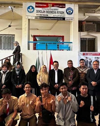 Foto bersama Rektor UIN Antasari dengan Keluarga Besar Sekolah Indonesia Riyadh. - Copy