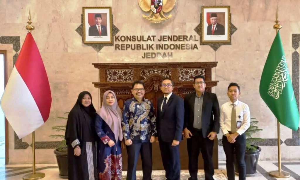 Foto bersama Rektor UIN Antasari dengan Konsul Pensosbud KJRI Jeddah.