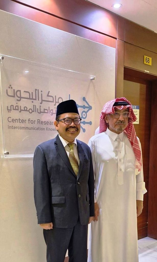 Foto bersama Rektor UIN Antasari dengan pimpinan Markaz Al Buhust wa Attawasul al Marify.