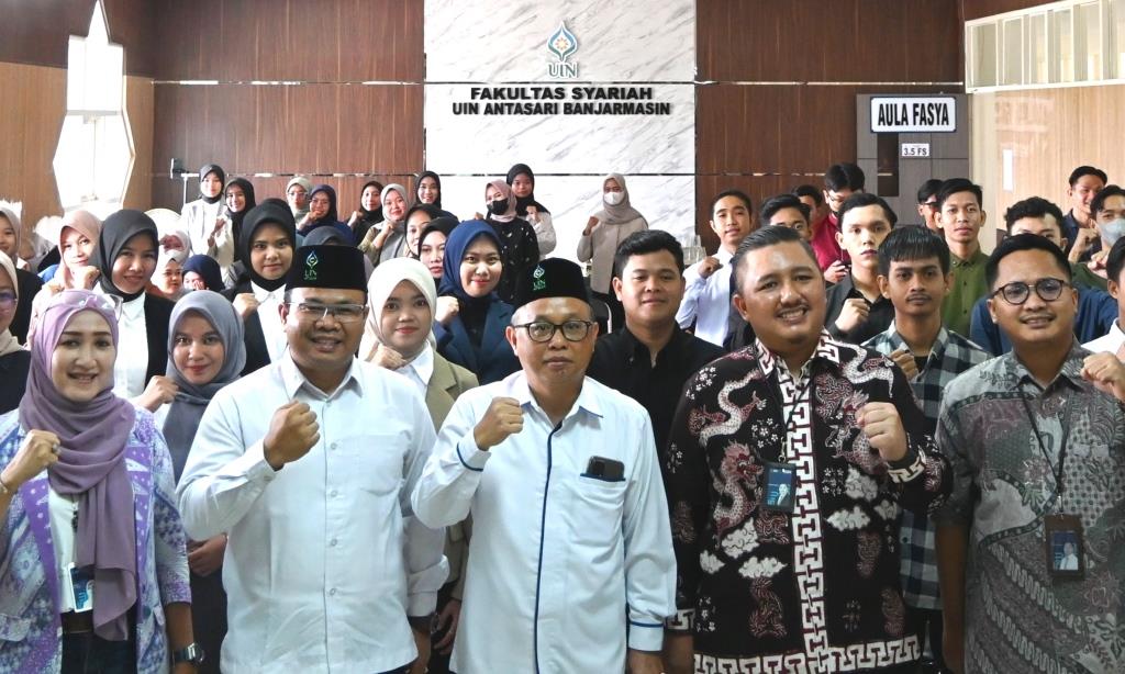 Foto bersama Wakil Rektor Dr. Irfan Noor, M.Hum. bersama perwakilan BRI Regional Office Banjarmasin (Foto:PPL/Ahmad Alfi Syahrin)