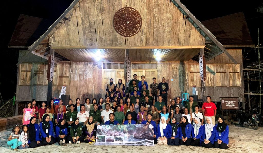 Foto bersama para mahasiswa FTK dengan warga Desa Liyu.