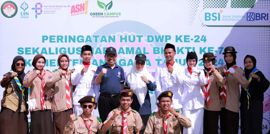 Foto bersama para mahasiswa Pramuka dengan Rektor dan Ketua DWP UIN Antasari (Foto:Humas/Yulida Rifani)