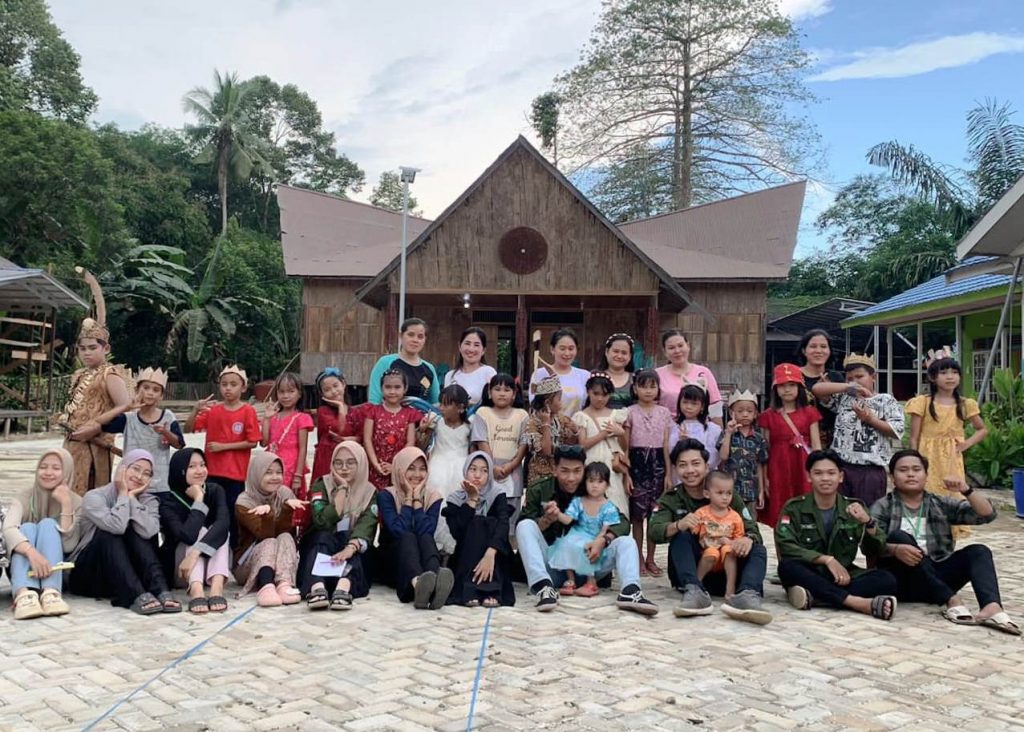 Foto bersama para mahasiswa dengan anak-anak Desa Liyu.