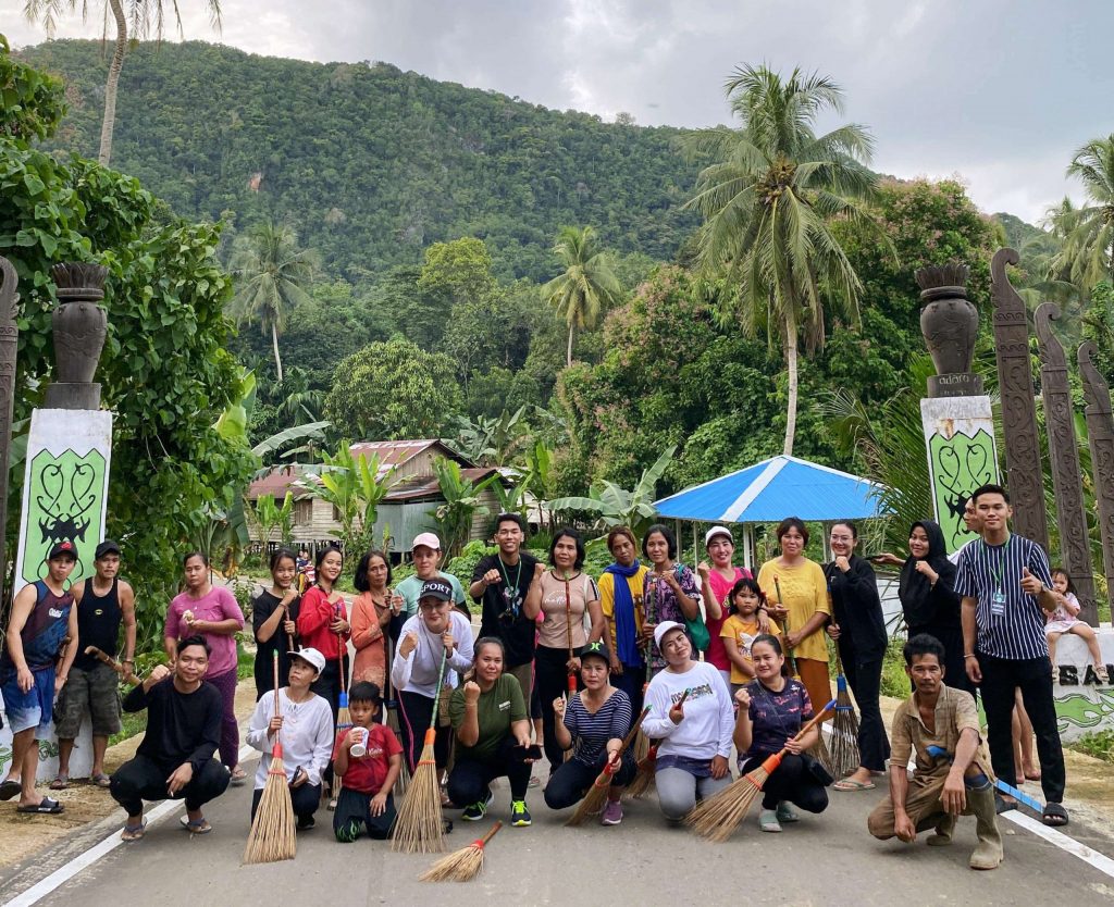 Foto bersama para mahasiswa saat gotong royong bersama warga Desa Liyu.