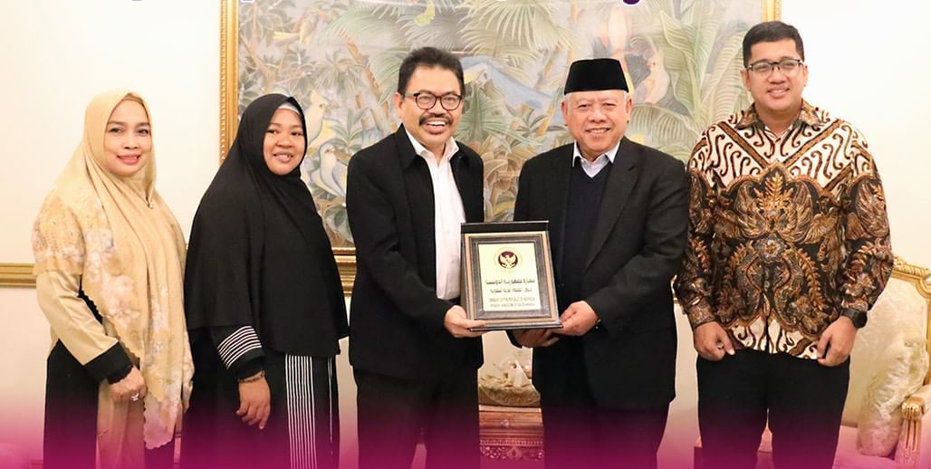 Foto bersama rombongan UIN Antasari saat menerima kenang-kenagan dari Dubes RI Riyadh (Foto:KBRI Riyadh)