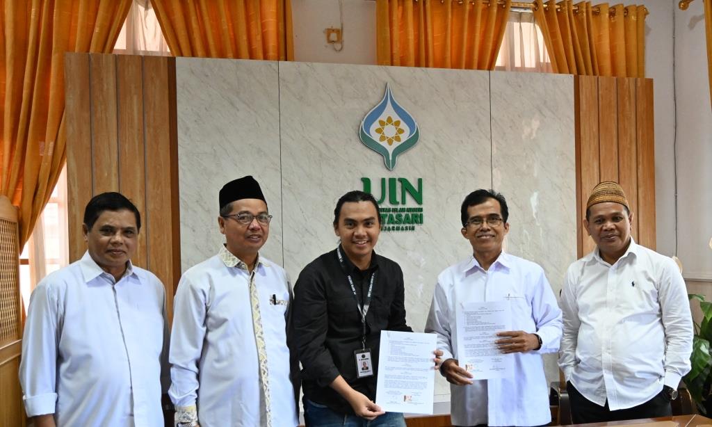 Foto bersama usai penandatangan kontrak baru jasa petugas kebersihan kampus 2 UIN Antasari (Foto:PPL/Ahmad Alfi Syahrin)