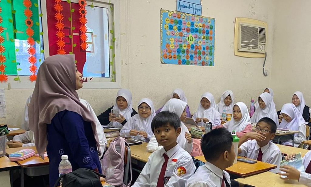 Hj. Mariani, S.Ag., S.Pd.I. saat menyapa anak-anak Indonesia yang bersekolah di SIJ.