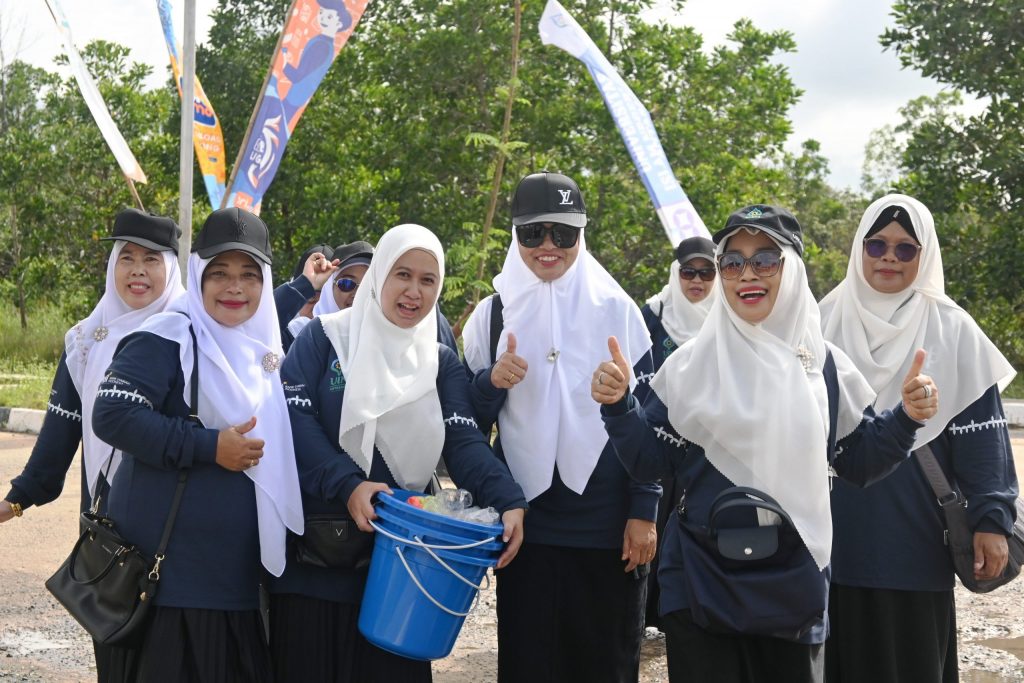 Ibu-ibu Dharma Wanita Persatuan UIN Antasari saat bergembira usai ikut menanam pohon (Foto:Humas/Achmad Magfur)