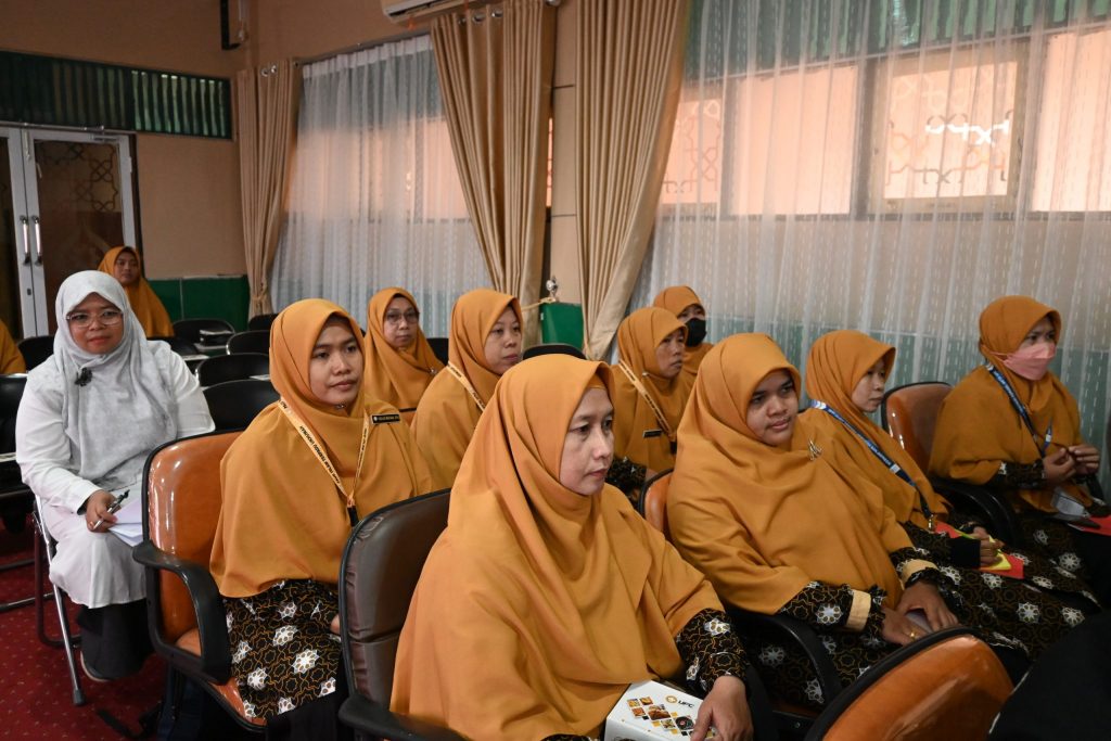 Ibu-ibu dari Yayasan Ukhuwah saat menghadiri ujian promosi doktor (Foto:Humas/Achmad Magfur)