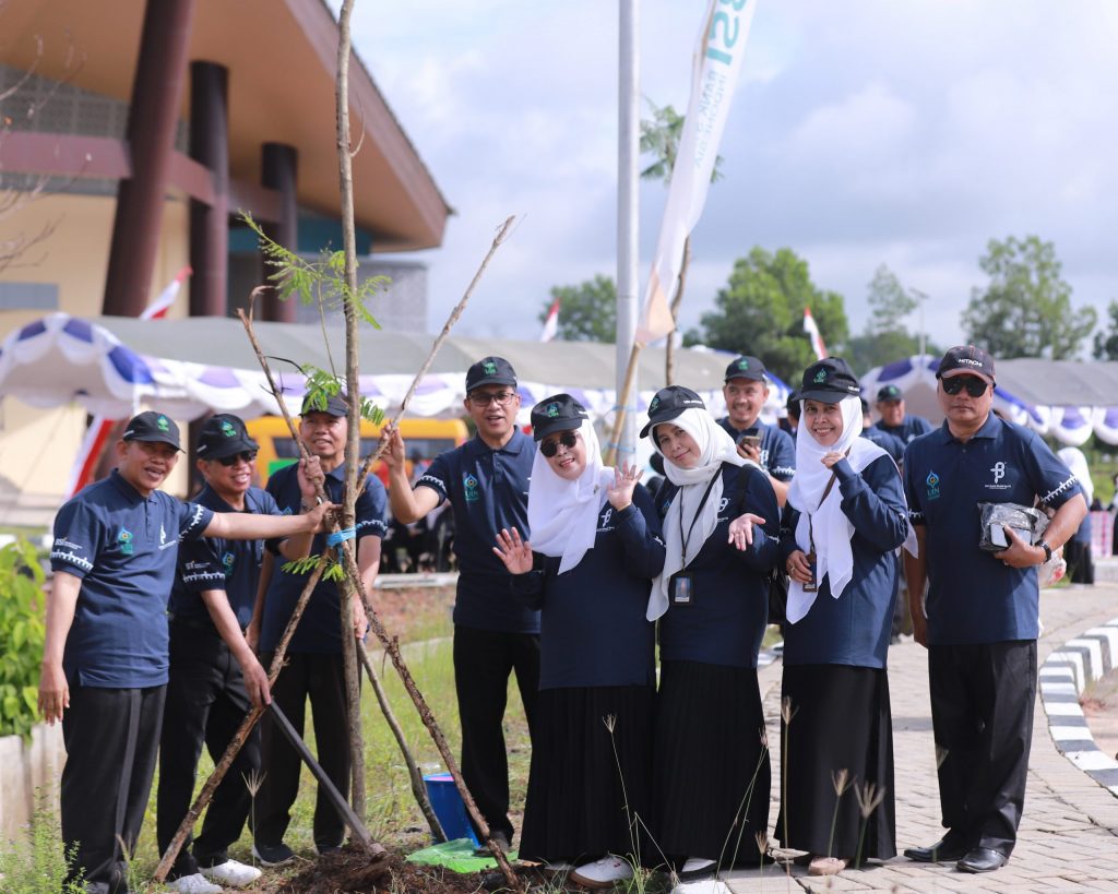 Jajaran Pimpinan UIN Antasari saat berfoto bersama usai penanaman pohon (Foto:Humas/Yulida Rifani)