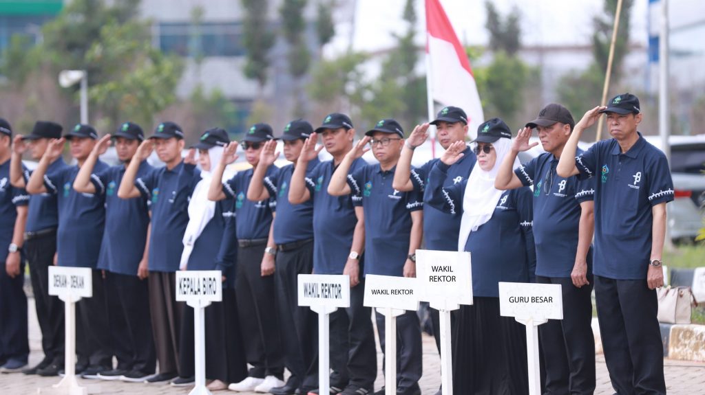 Jajaran pimpinan UIN Antasari saat mengikuti Upacara Peringatan HAB ke-78 Kemenag RI (Foto Humas Yulida Rifani) - ADA TULISAN BARU