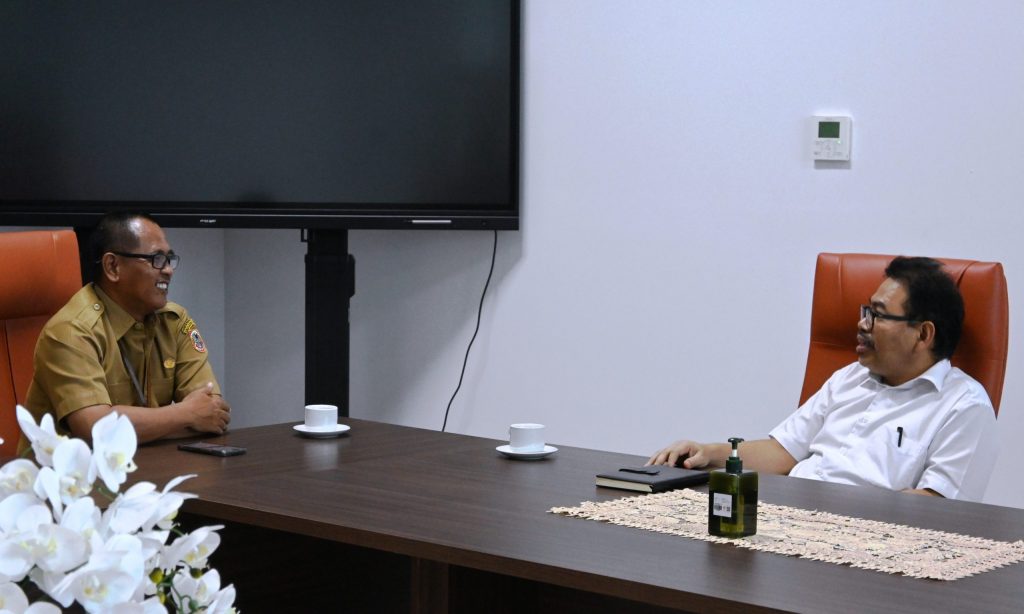 Kabid PDASRHL Dishut Kalsel saat berbincang dengan Rektor UIN Antasari (Foto:PPL/Izhar Muttakin)