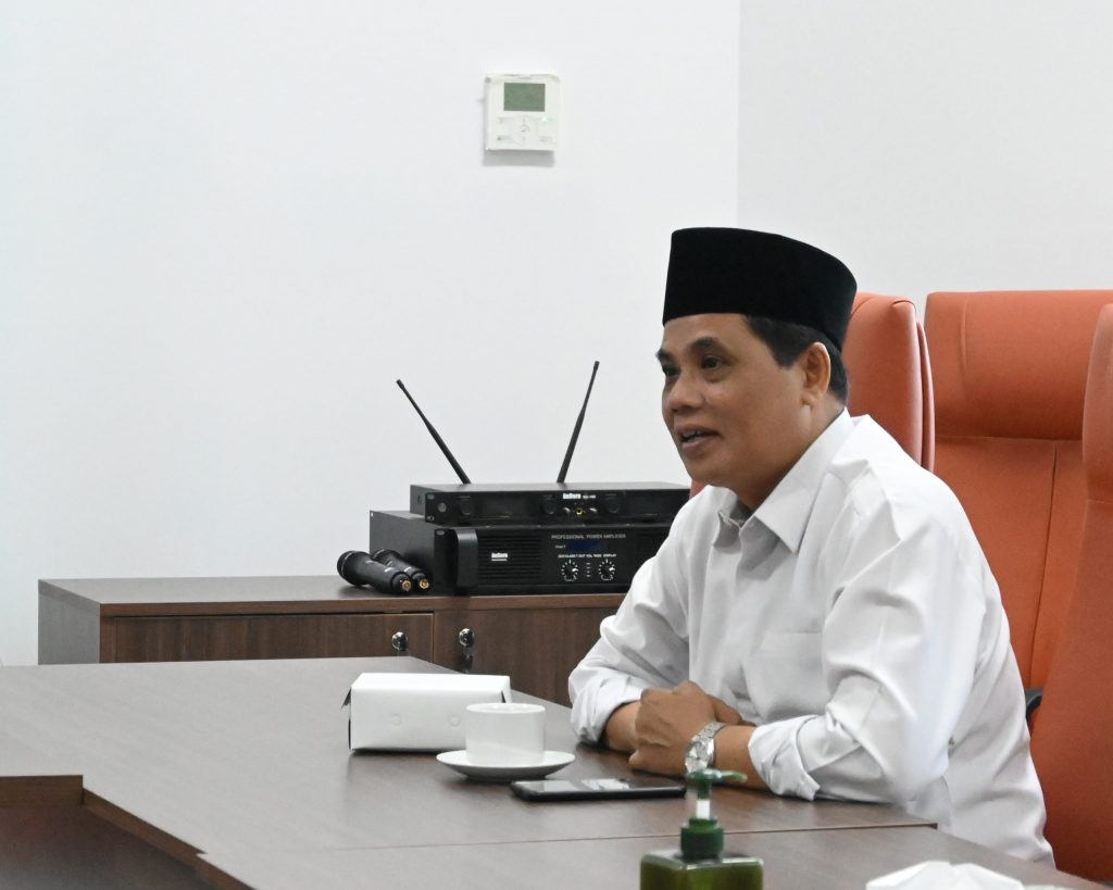 Karo AAKK UIN Antasari Drs. H. Saifi, M.Pd. saat berbincang dengan utusan Dishut Kalsel (Foto:PPL/Izhar Muttakin)