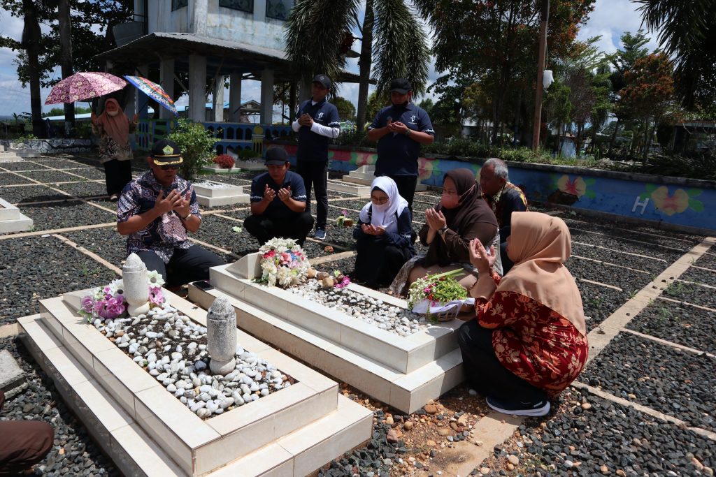 Karo AUPKK Dr. H. Adnan Nota, M.A. saat memimpin ziarah ke Makam Prof. Drs. H. Asywadie Syukur, Lc. (Foto:Humas/Abdi Rifan Husna)