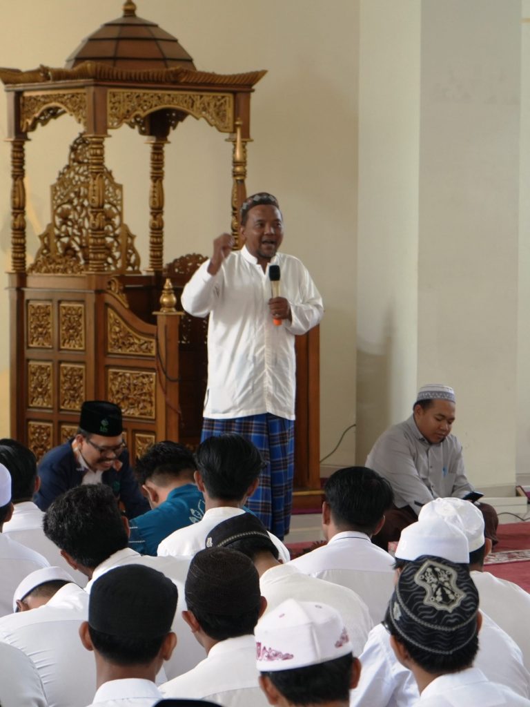 Kepala Mahad Al-Jamiah UIN Antasari Dr. Hairul Hudaya, M.Ag. saat menyampaikan laporan panitia (Foto:Humas/Hadi Rustami)