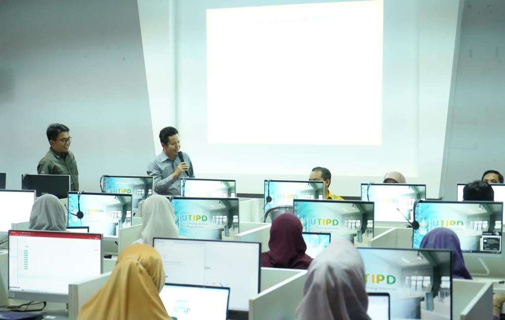 Kepala UTIPD UIN Antasari Rahman Helmi, M.S.I. saat menyampaikan laporan panitia (Foto:Hadi Rustami)