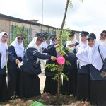 Ketua DWP UIN Antasari Hj. Mariani, S.Ag., S.Pd. bersama pengurus lainnya saat ikut menanam pohon di Kampus 2 UIN Antasari (Foto:Humas/Achmad Magfur)