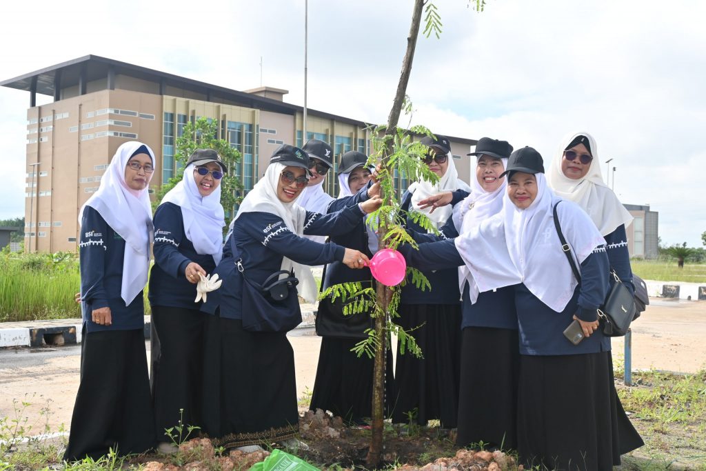 Ketua DWP UIN Antasari Hj. Mariani, S.Ag., S.Pd. bersama pengurus lainnya saat ikut menanam pohon di Kampus 2 UIN Antasari (Foto:Humas/Achmad Magfur)