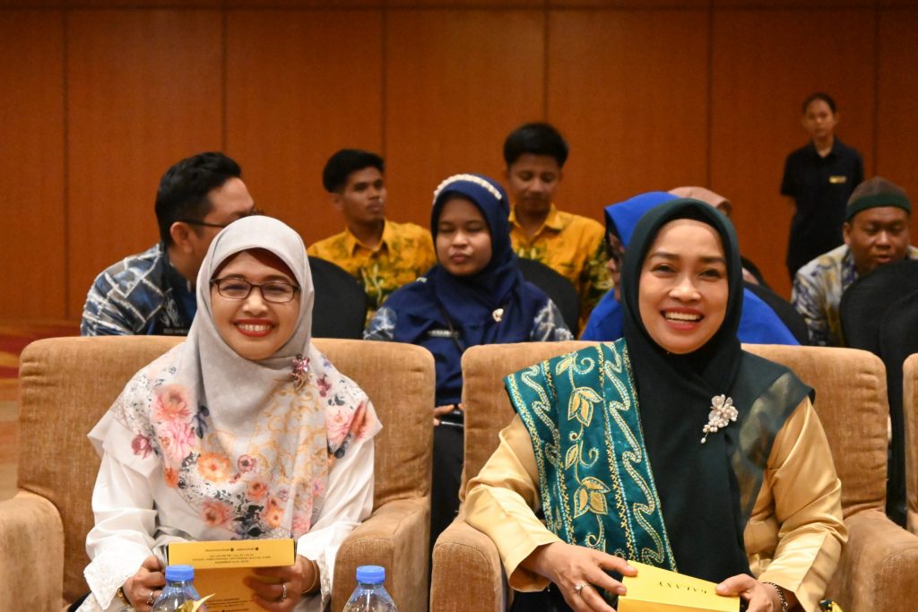 Ketua Dharma Wanita Persatuan UIN Antasari Hj. Mariani, S.Ag., S.Pd.I. (kanan) saat ikut hadir di acara yudisium (Foto:Humas/Achmad Magfur)