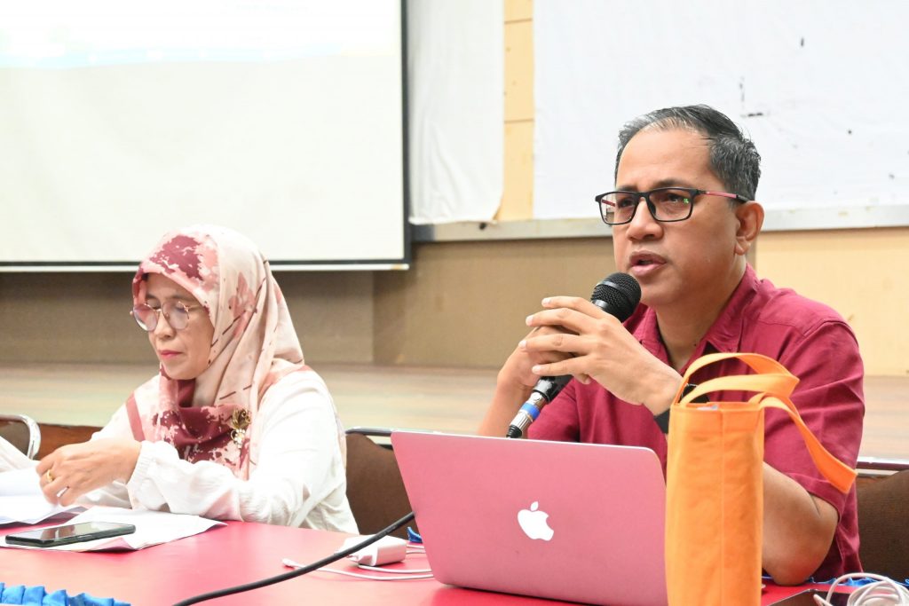 Ketua LPM UIN Antasari Prof. Dr. Syaugi Mubarak Seff, M.A., M.A., saat menyampaikan laporan panitia (Foto:Humas/Achmad Magfur)