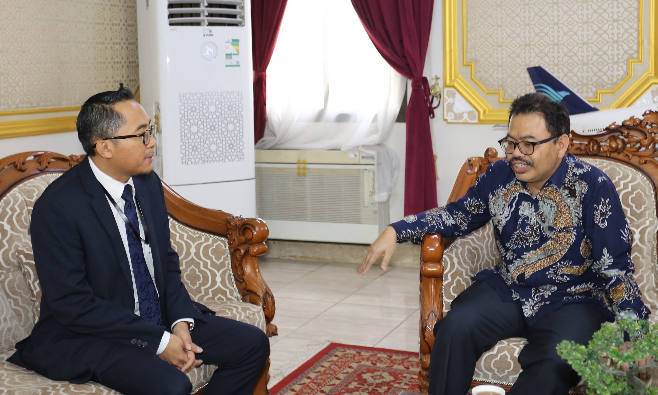 Konsul Pensosbud KJRI Jeddah saat berbincang dengan Rektor UIN Antasari (Foto:KJRI Jeddah)