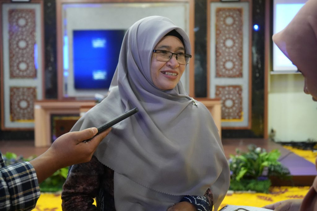 Koordinator Pusat Promosi dan PMB UIN Antasari Hj. Nahed Nuwairah, S.Ag., M.H.I. saat diwawancarai (Foto:Humas/Hadi Rustami)