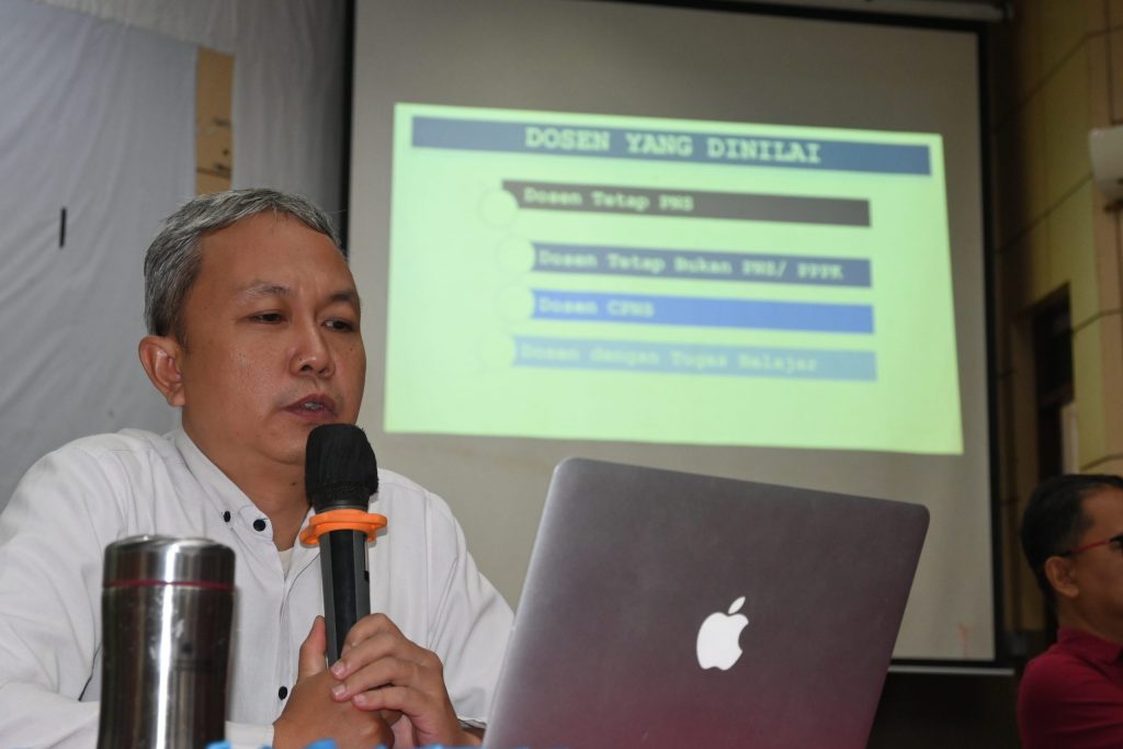 Koordinator Pusat dan Pengendalian Mutu Akademik LPM UIN Antasari Haris Faulidi, Lc., M.Si. saat menyampaikan materi (Foto:Humas/Achmad Magfur)