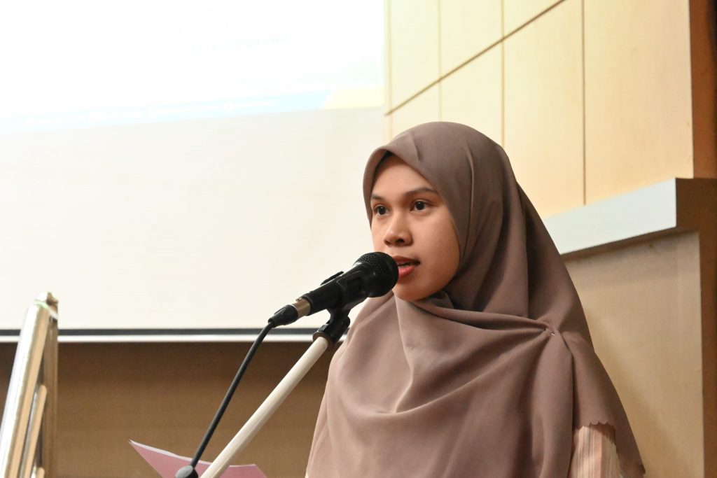 Lisa Liana, M.Pd. saat memandu jalannya acara pembukaan (Foto:Humas/Achmad Magfur