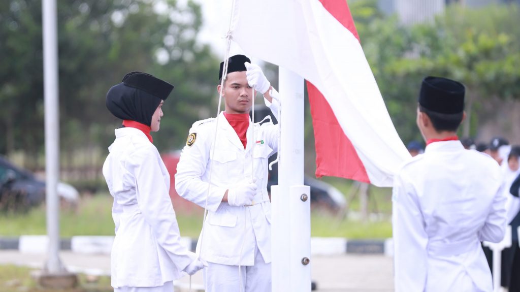 Mahasiswa Pramuka saat menaikkan Merah Putih (Foto:Humas/Achmad Magfur)