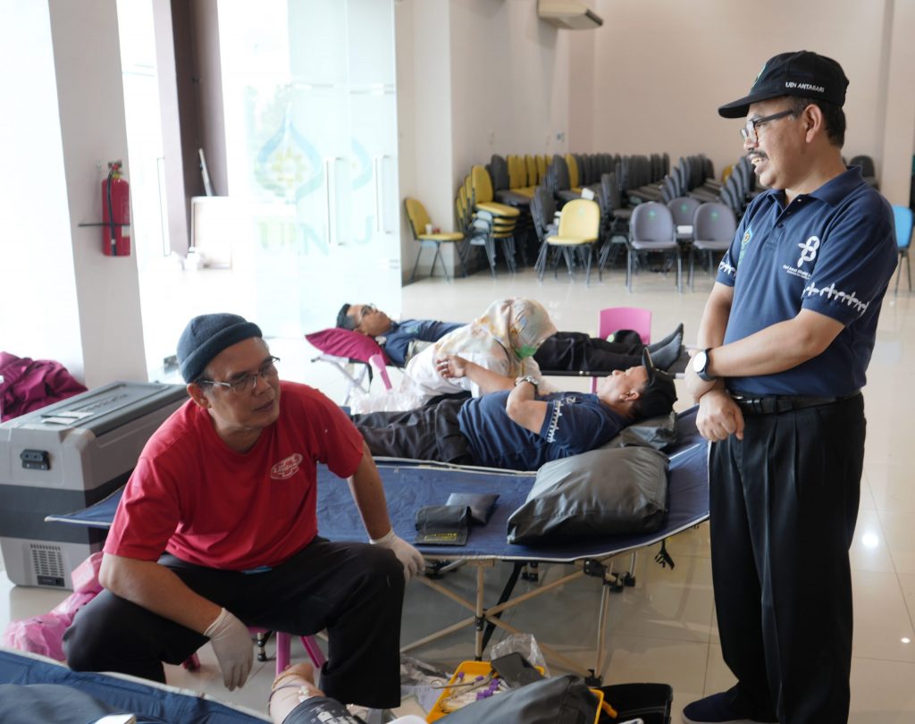 Muhammad Zulfikar (Petugas Unit Transfusi Darah RSUD Idaman) saat berdialog dengan Rektor UIN Antasari (Foto:Humas/Abdi Rifan Husna)