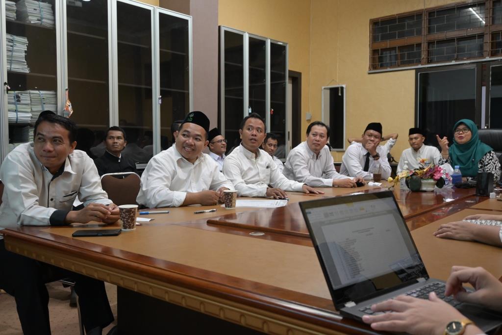 Mursalin terbelalak saat mendengarkan arahan dari kepegawaian (Foto:PPL/Ahmad Alfi Syahrin)