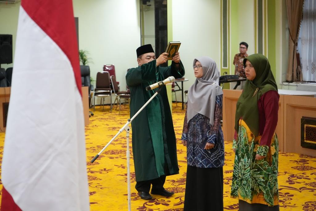 Nahed Nuwairah dan Noor Hasanah resmi dilantik sebagai Koordinator PPPMB dan Korpushakin UIN Antasari (Foto:Humas/Hadi Rustami)